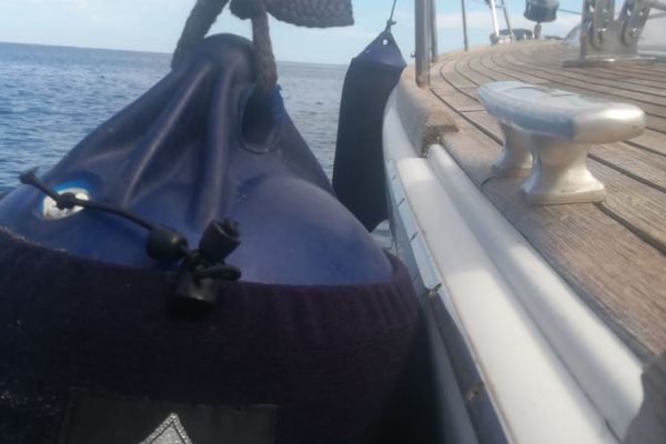 copriparabordi blu su barca a vela 2